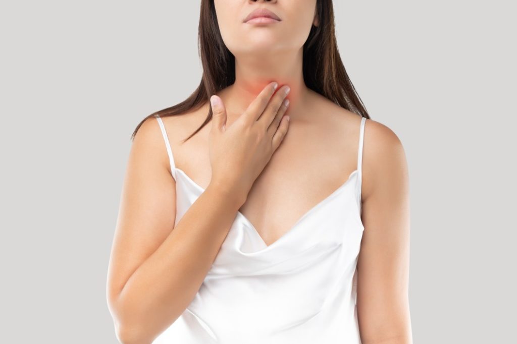 Woman with sore thryroid gland that is a sign that she has hyperthyroidism